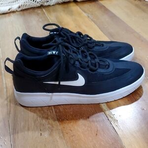 Nike Nyjah SB Skate Shoes. Black and White. Size Mens 7
